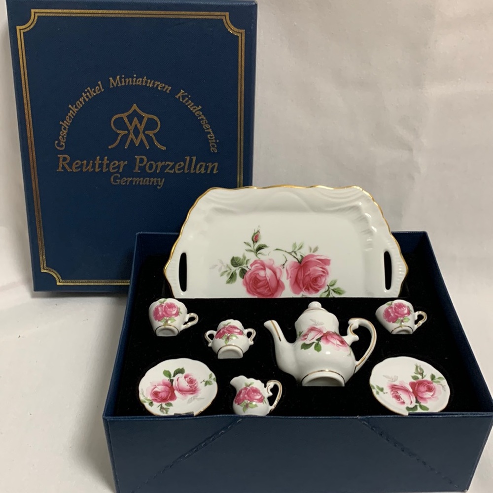 Miniature child/ dollhouse tea service set. Porcelain. From Germany